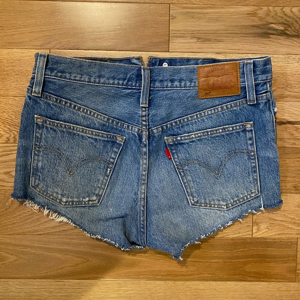 Levi’s High Rise Cut Offs - Picture 5 of 5